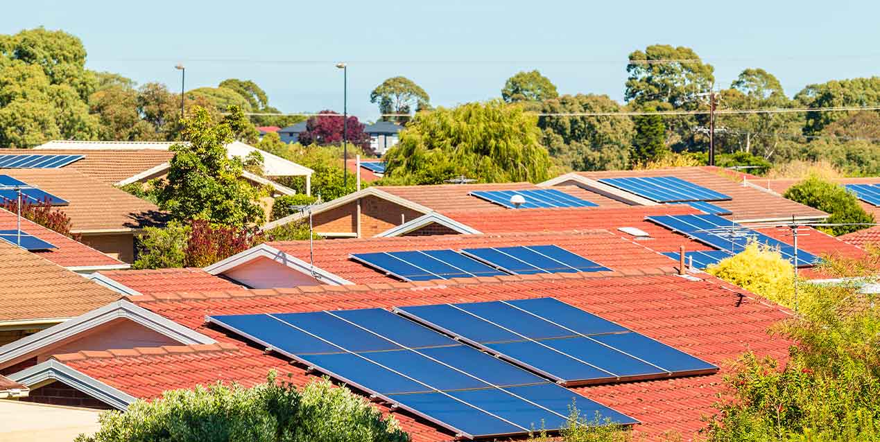 Labor pledges 30% off the price of batteries in bid to slash energy bills